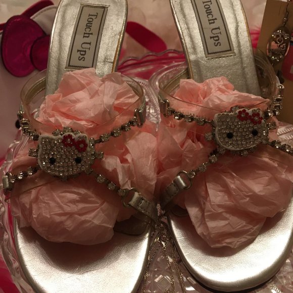 ADORABLE kitten heels and earings with hello kitty and crystal details! - Picture 5 of 11